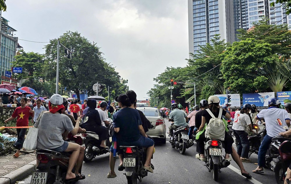 Hà Nội: Người dân ken kín đường đón chờ Lễ diễu binh, diễu hành - ảnh 3