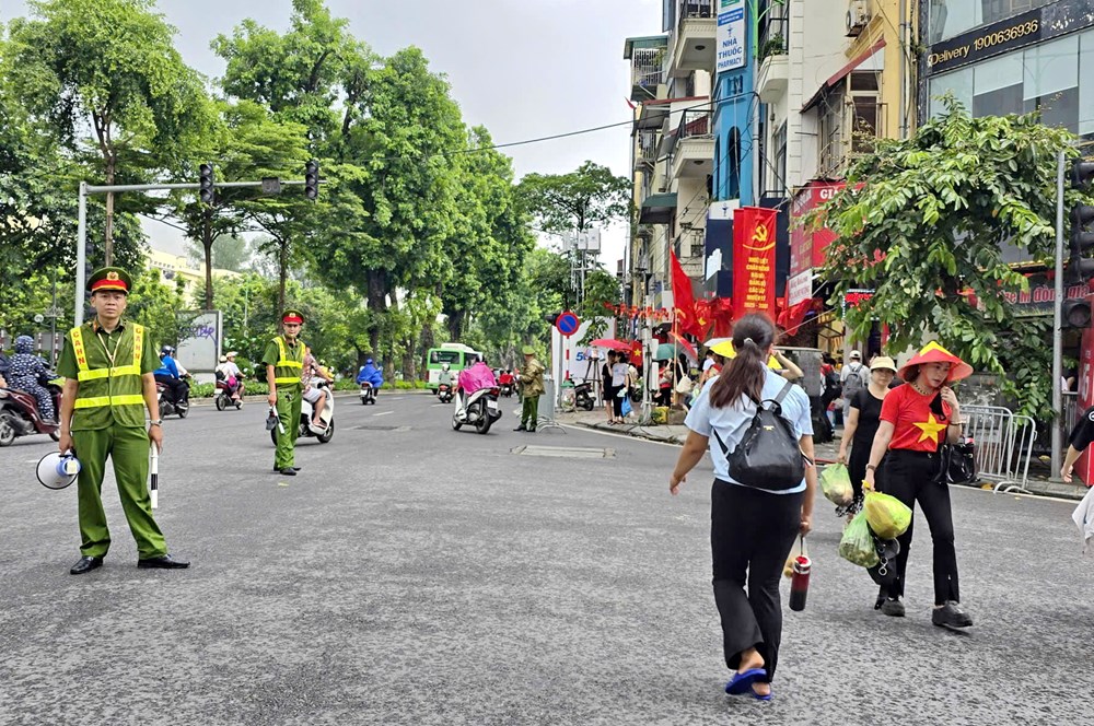 Hà Nội: Người dân ken kín đường đón chờ Lễ diễu binh, diễu hành - ảnh 4