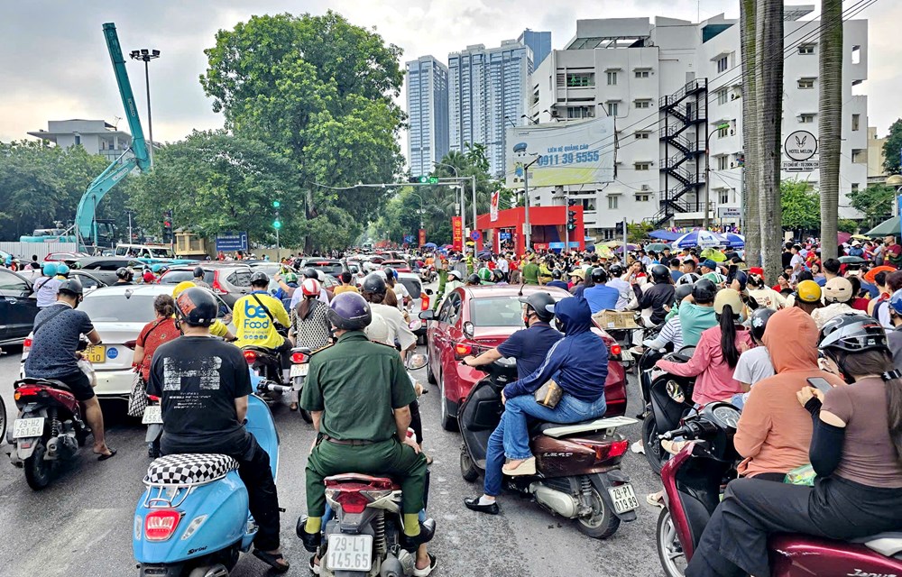Hà Nội: Người dân ken kín đường đón chờ Lễ diễu binh, diễu hành - ảnh 2