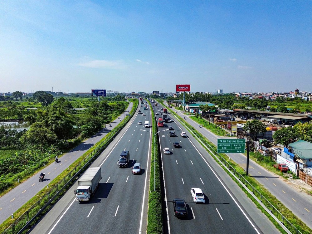 Sẽ xử phạt xe tải đi sai làn đường trên 2 cao tốc - ảnh 1