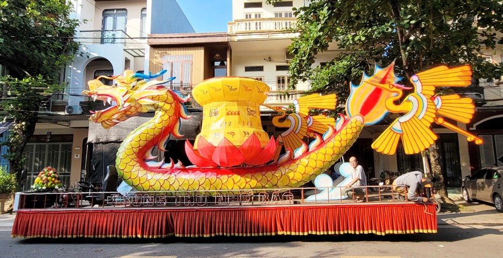  Người “thổi hồn” cho mô hình đèn Trung thu khổng lồ  - ảnh 3