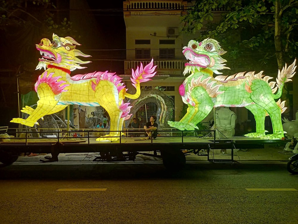  Người “thổi hồn” cho mô hình đèn Trung thu khổng lồ  - ảnh 13