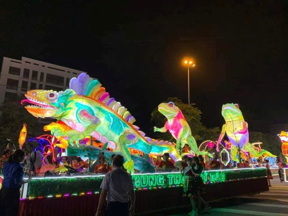  Người “thổi hồn” cho mô hình đèn Trung thu khổng lồ  - ảnh 11