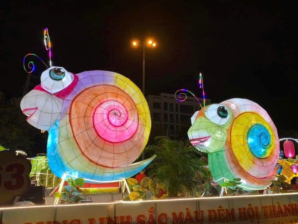  Người “thổi hồn” cho mô hình đèn Trung thu khổng lồ  - ảnh 12