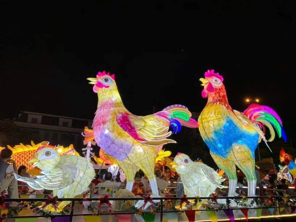  Người “thổi hồn” cho mô hình đèn Trung thu khổng lồ  - ảnh 9