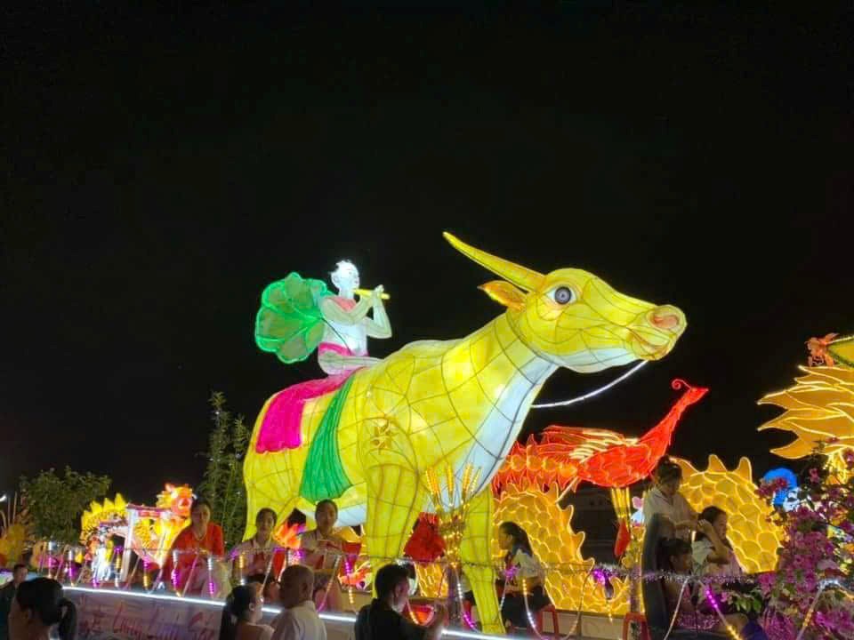  Người “thổi hồn” cho mô hình đèn Trung thu khổng lồ  - ảnh 6
