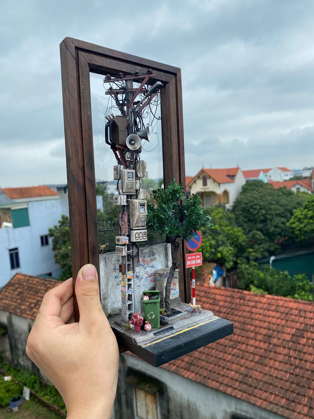 Ngắm phố Hà Nội qua mô hình thu nhỏ làm từ... phế liệu - ảnh 5