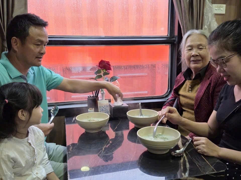 Chuyển tải, hỗ trợ suất ăn cho khách đi tàu bị ảnh hưởng do bão số 10 - ảnh 2