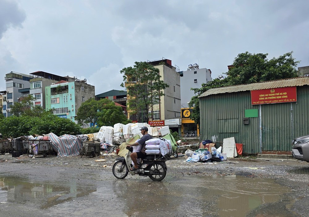 Cuộc sống người dân Hà Nội bị đảo lộn do mưa ngập - ảnh 10