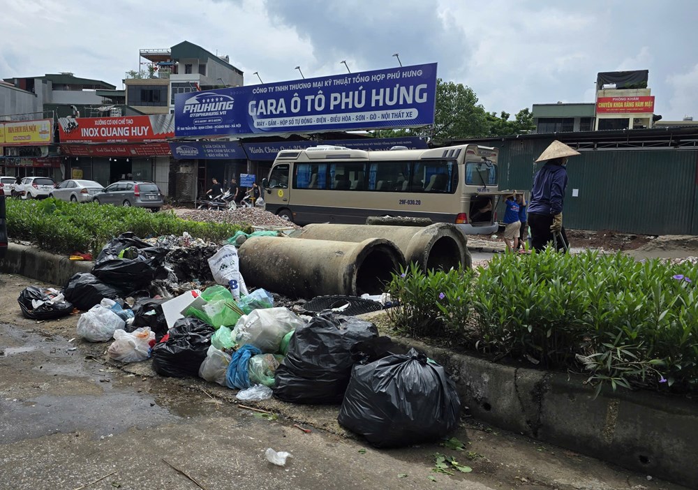 Cuộc sống người dân Hà Nội bị đảo lộn do mưa ngập - ảnh 11