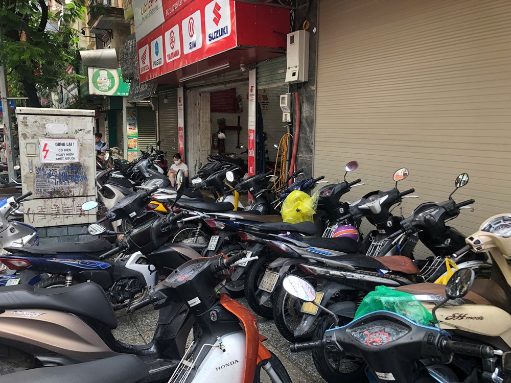 Cuộc sống người dân Hà Nội bị đảo lộn do mưa ngập - ảnh 8