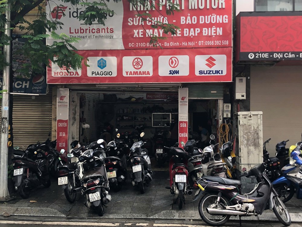 Cuộc sống người dân Hà Nội bị đảo lộn do mưa ngập - ảnh 7