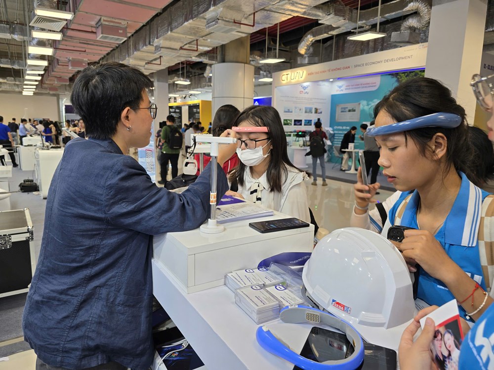 Giới trẻ trải nghiệm sản phẩm công nghệ tại Triển lãm quốc tế Đổi mới sáng tạo Việt Nam 2025 - ảnh 8