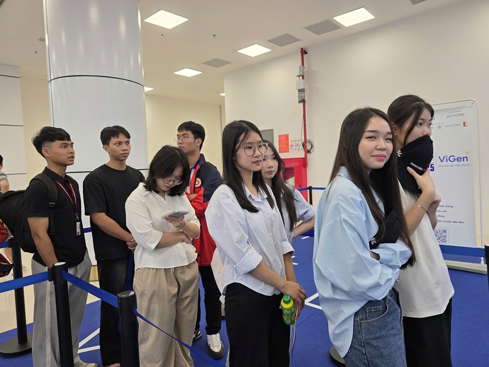 Giới trẻ trải nghiệm sản phẩm công nghệ tại Triển lãm quốc tế Đổi mới sáng tạo Việt Nam 2025 - ảnh 7