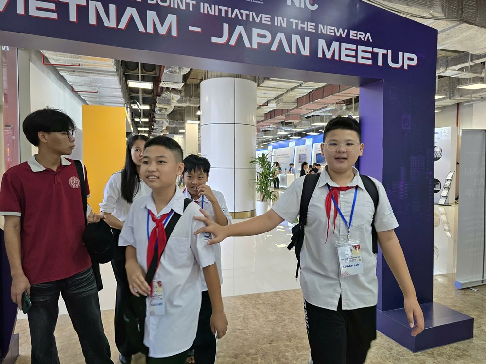 Giới trẻ trải nghiệm sản phẩm công nghệ tại Triển lãm quốc tế Đổi mới sáng tạo Việt Nam 2025 - ảnh 10