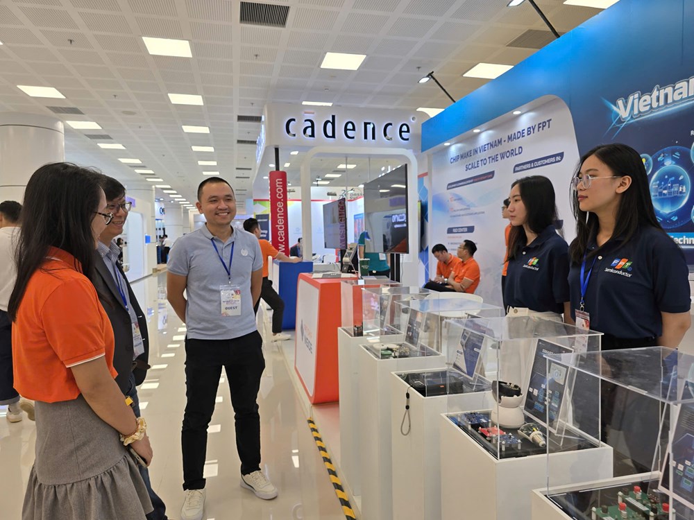 Giới trẻ trải nghiệm sản phẩm công nghệ tại Triển lãm quốc tế Đổi mới sáng tạo Việt Nam 2025 - ảnh 2