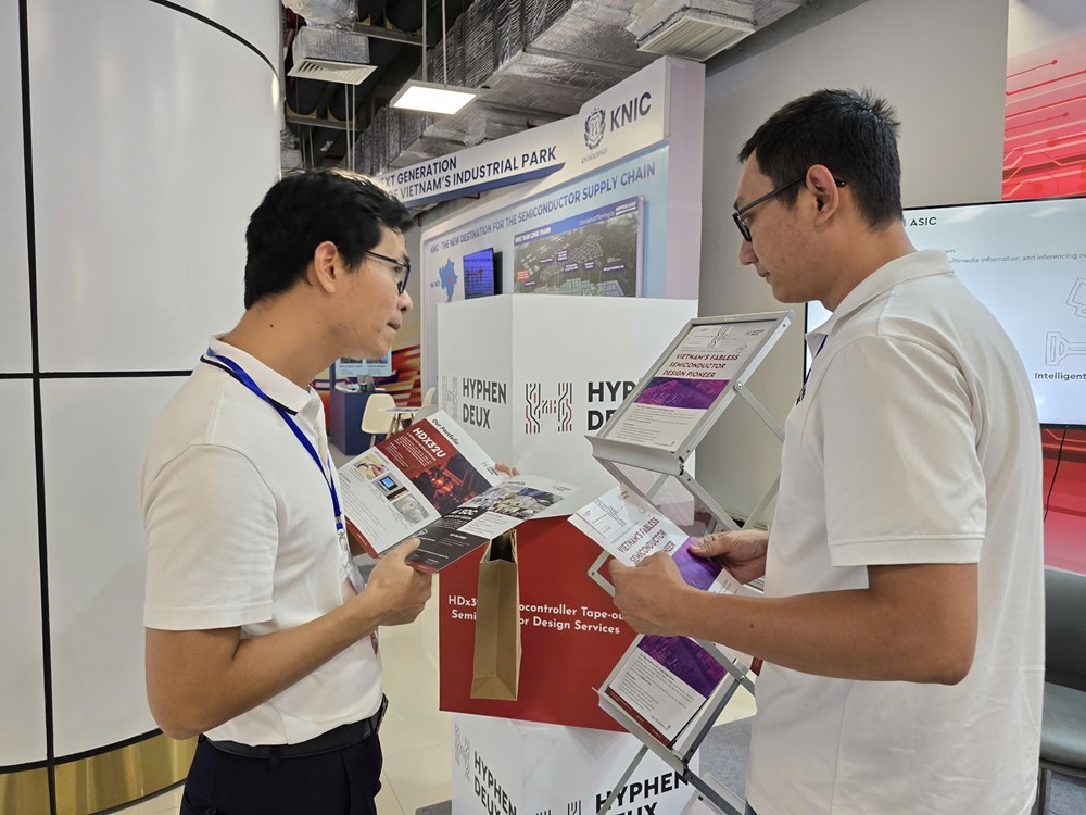 Giới trẻ trải nghiệm sản phẩm công nghệ tại Triển lãm quốc tế Đổi mới sáng tạo Việt Nam 2025 - ảnh 14