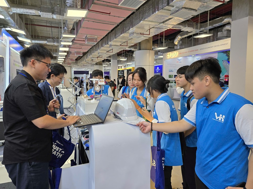 Giới trẻ trải nghiệm sản phẩm công nghệ tại Triển lãm quốc tế Đổi mới sáng tạo Việt Nam 2025 - ảnh 3