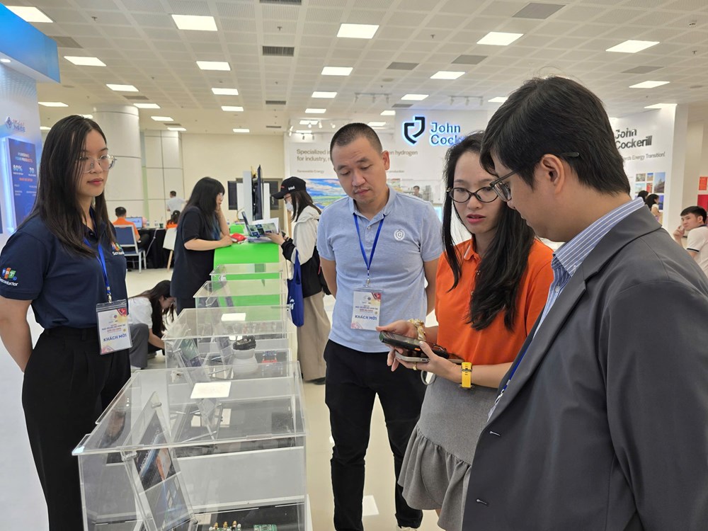 Giới trẻ trải nghiệm sản phẩm công nghệ tại Triển lãm quốc tế Đổi mới sáng tạo Việt Nam 2025 - ảnh 12
