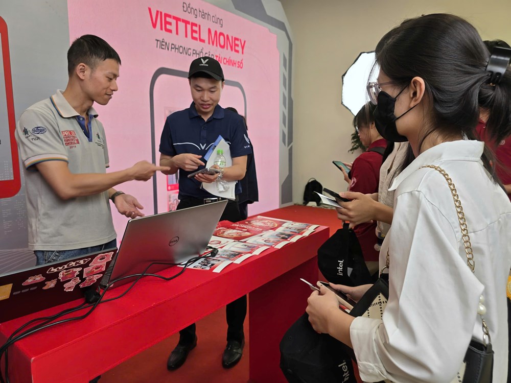 Giới trẻ trải nghiệm sản phẩm công nghệ tại Triển lãm quốc tế Đổi mới sáng tạo Việt Nam 2025 - ảnh 9