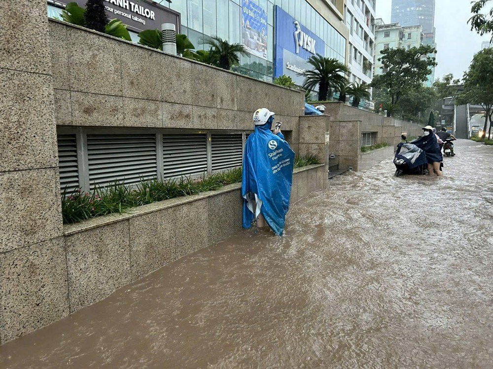 Giao thông Hà Nội lại hỗn loạn và tê liệt do mưa ngập - ảnh 5