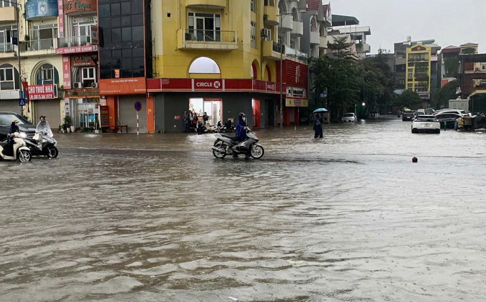 Giao thông Hà Nội lại hỗn loạn và tê liệt do mưa ngập - ảnh 3