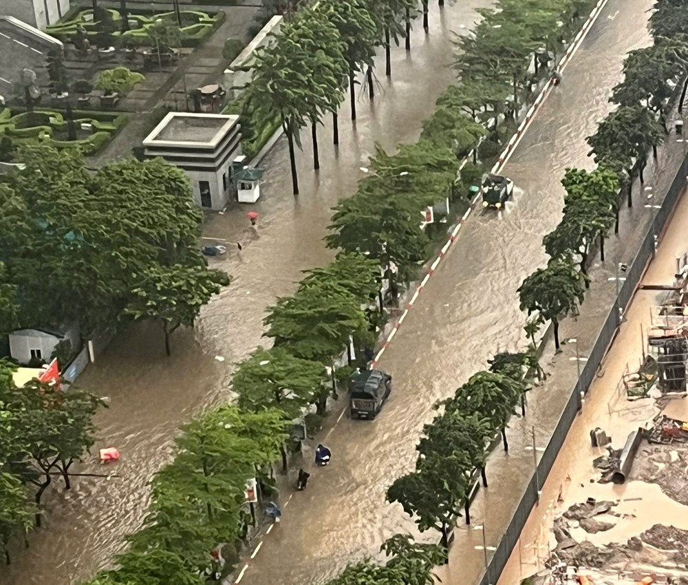 Giao thông Hà Nội lại hỗn loạn và tê liệt do mưa ngập - ảnh 6