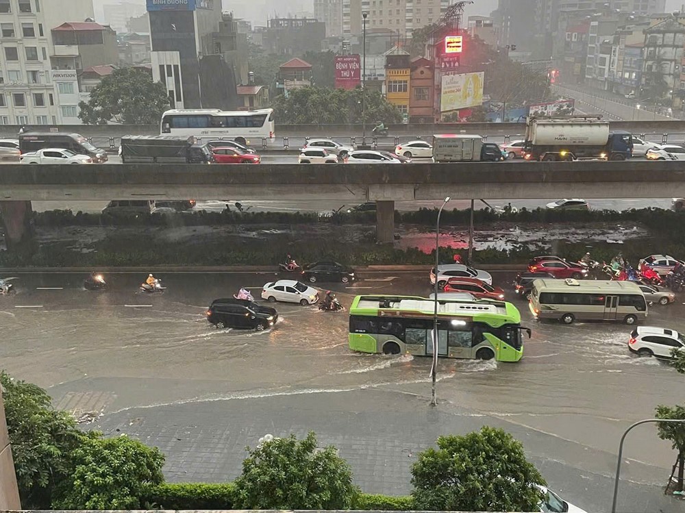 Giao thông Hà Nội lại hỗn loạn và tê liệt do mưa ngập - ảnh 4