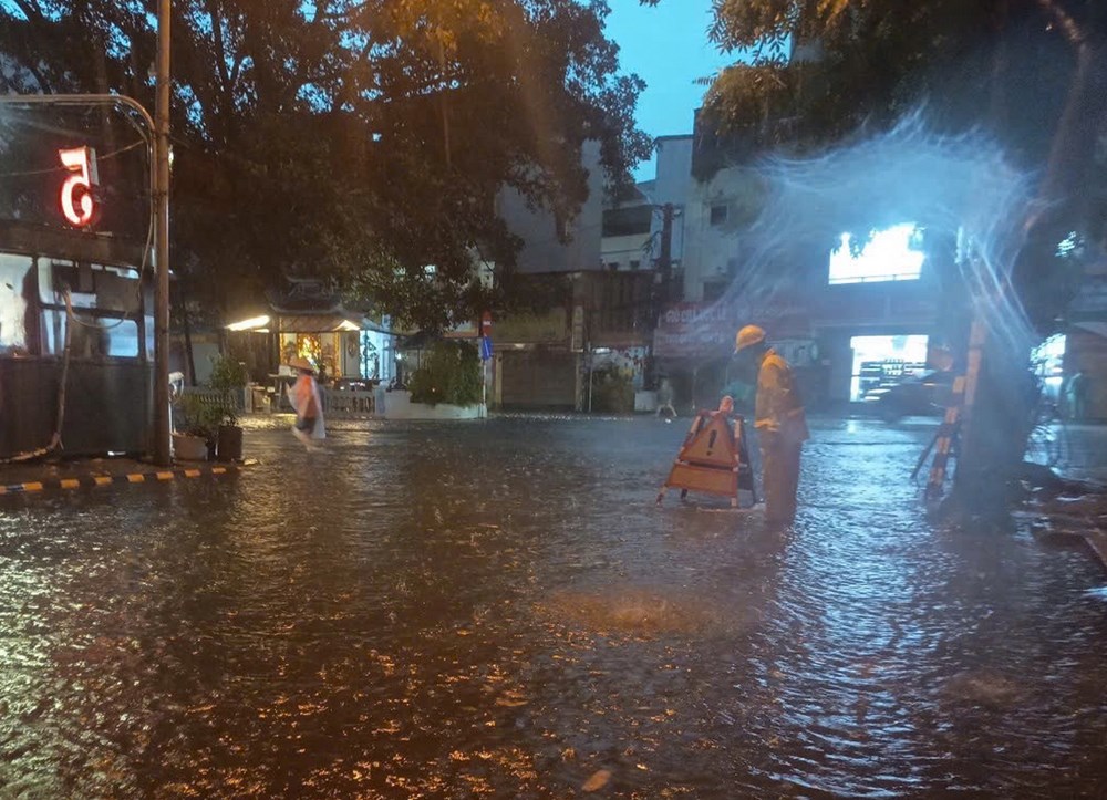 Giao thông Hà Nội lại hỗn loạn và tê liệt do mưa ngập - ảnh 2