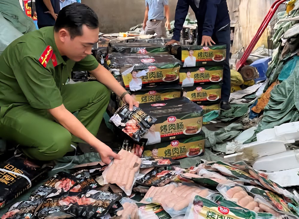 Hà Nội: Phát hiện gần 1,7 tấn xúc xích không nguồn gốc chuẩn bị tuồn ra thị trường - ảnh 1