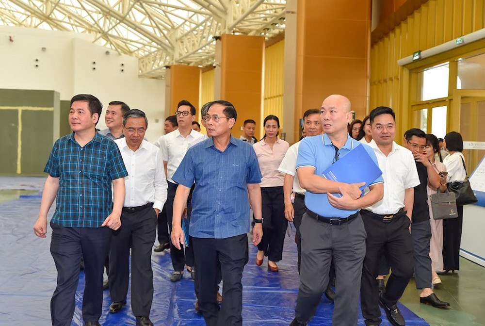 Phó Thủ tướng Bùi Thanh Sơn kiểm tra tiến độ triển khai Hội chợ mùa Thu 2025 - ảnh 1