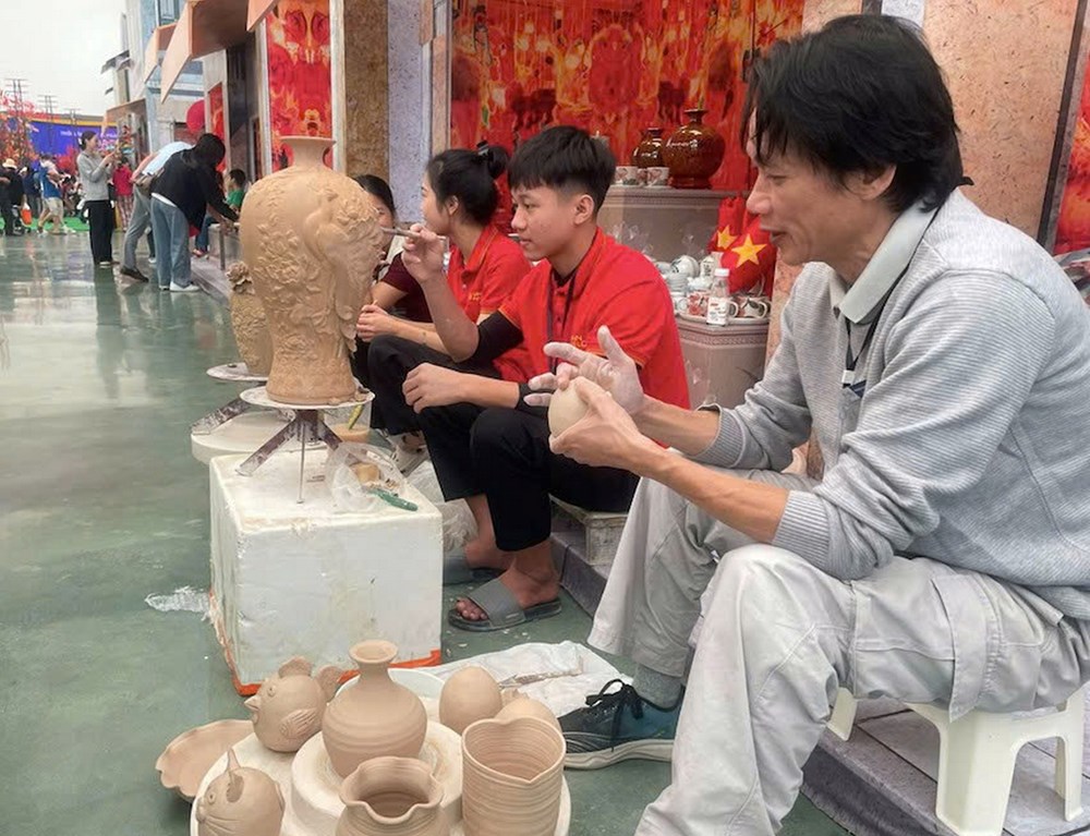 Đến trải nghiệm văn hóa, về trĩu tay đặc sản vùng miền - ảnh 11