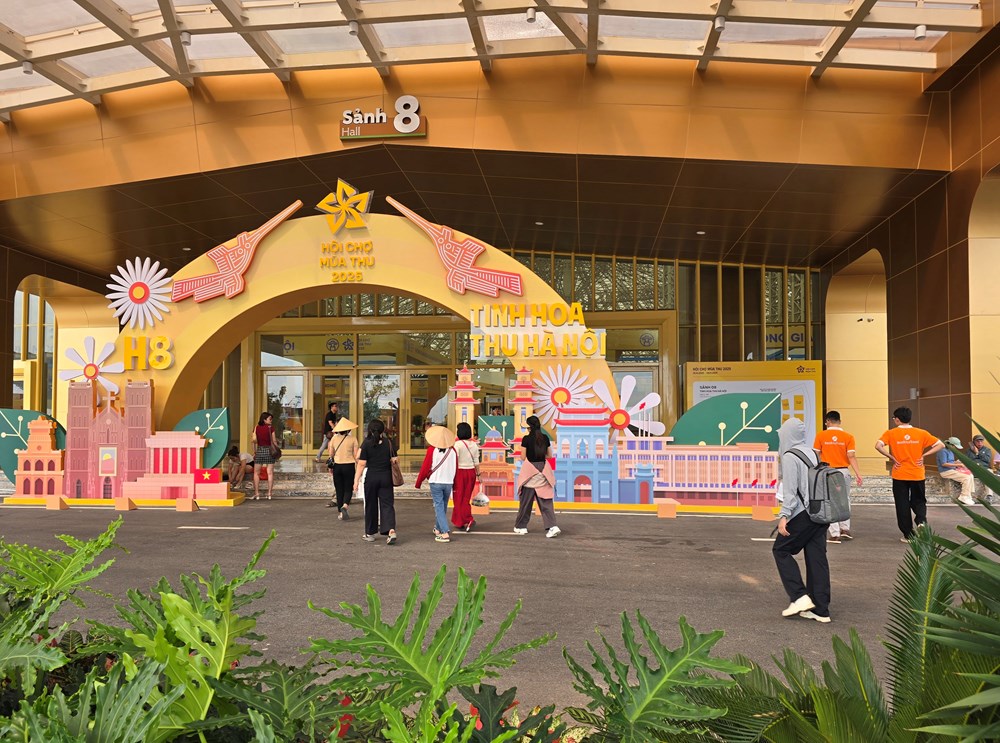 Hội chợ mùa Thu lần thứ nhất - 2025: Quyên góp gần 180 triệu đồng ủng hộ đồng bào bị bão lũ - ảnh 1