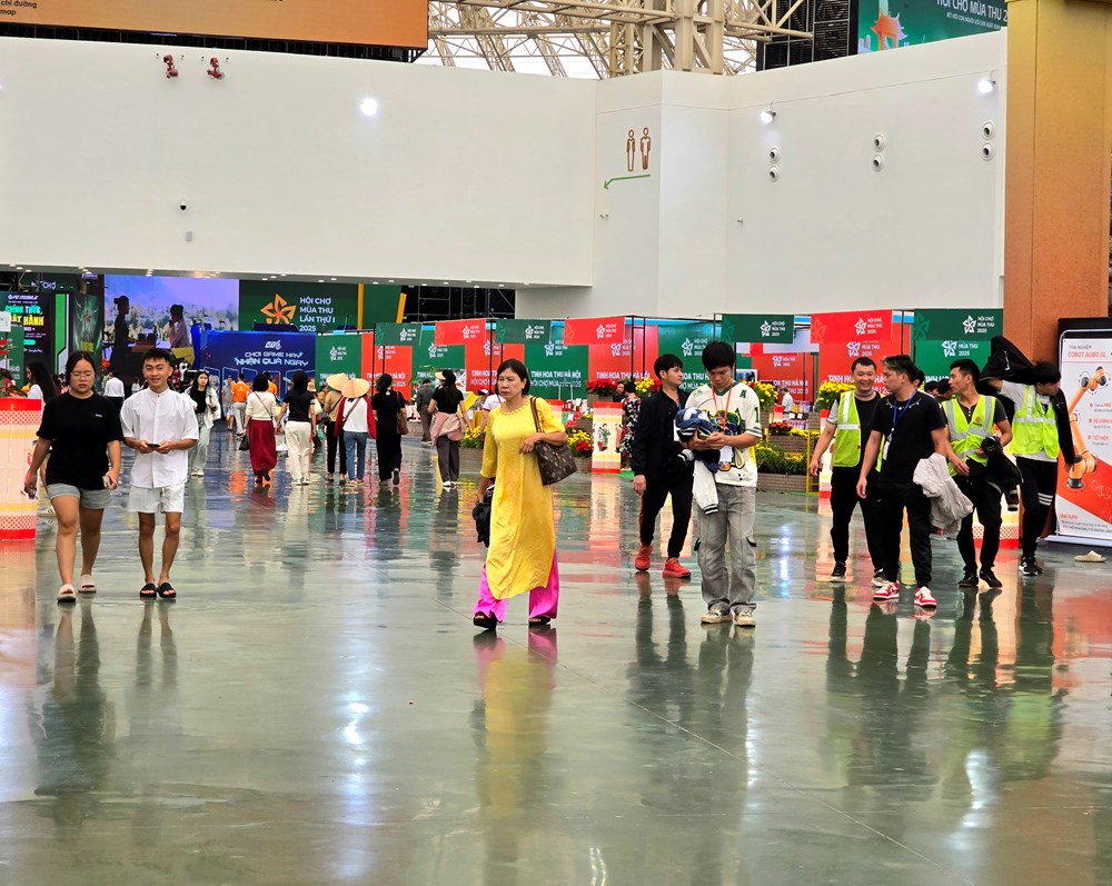 Hội chợ mùa Thu lần thứ nhất - 2025: Quyên góp gần 180 triệu đồng ủng hộ đồng bào bị bão lũ - ảnh 2