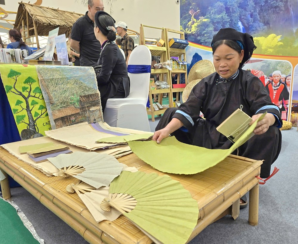 Thấp thoáng bản làng giữa Hội chợ mùa Thu lần thứ nhất - 2025  - ảnh 5