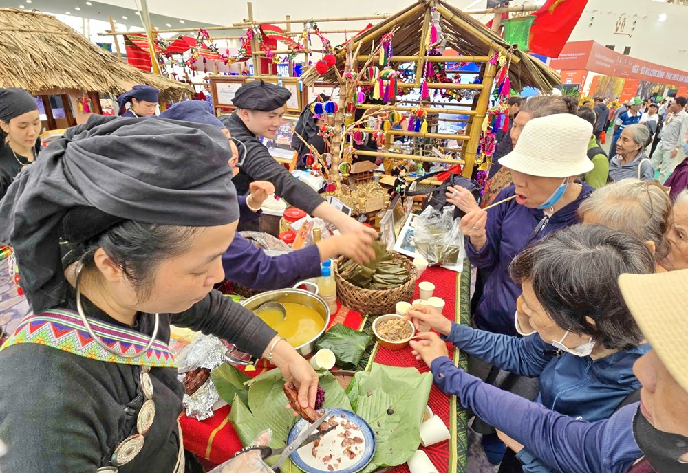 Thấp thoáng bản làng giữa Hội chợ mùa Thu lần thứ nhất - 2025  - ảnh 4