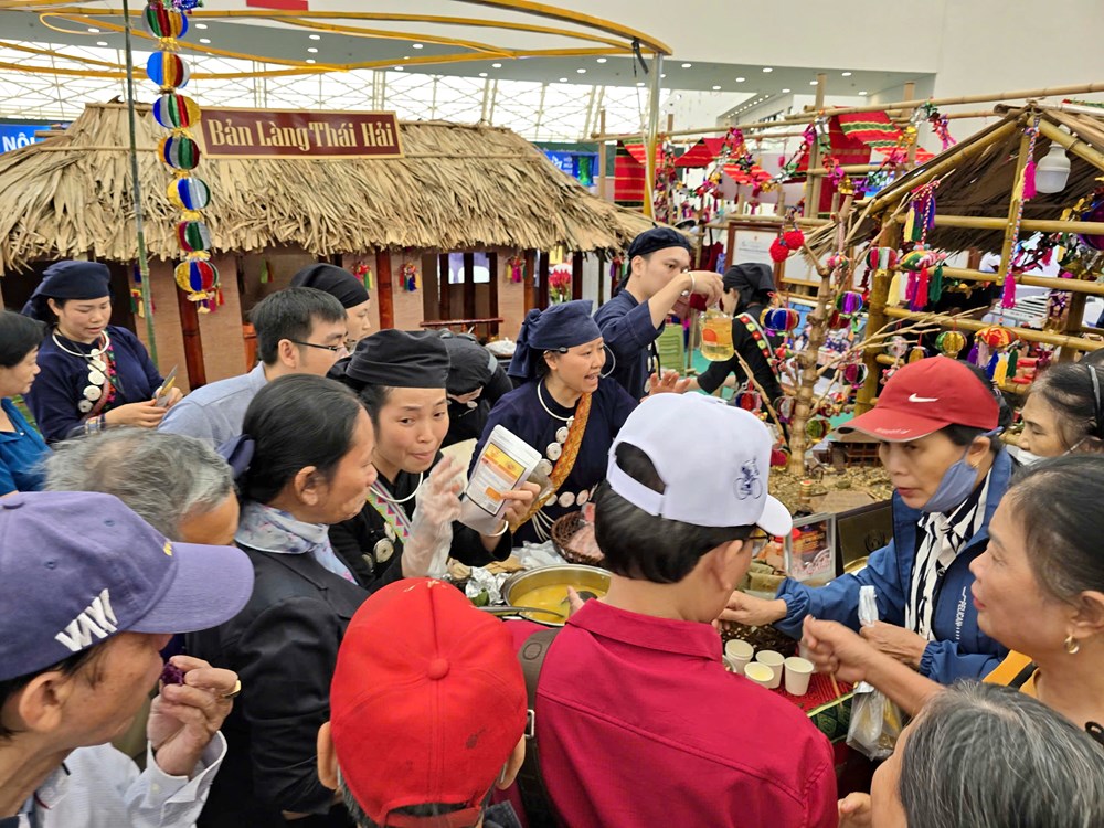 Thấp thoáng bản làng giữa Hội chợ mùa Thu lần thứ nhất - 2025  - ảnh 1