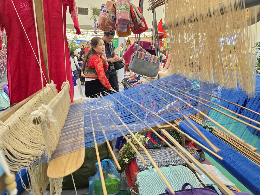 Thấp thoáng bản làng giữa Hội chợ mùa Thu lần thứ nhất - 2025  - ảnh 9
