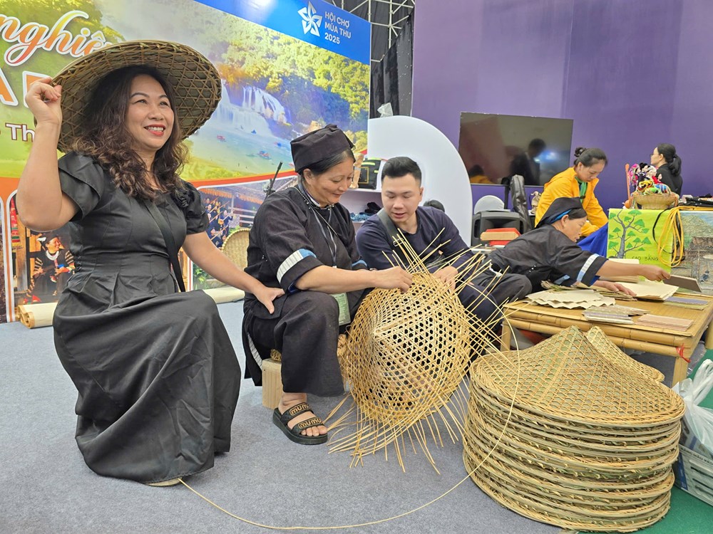 Thấp thoáng bản làng giữa Hội chợ mùa Thu lần thứ nhất - 2025  - ảnh 8