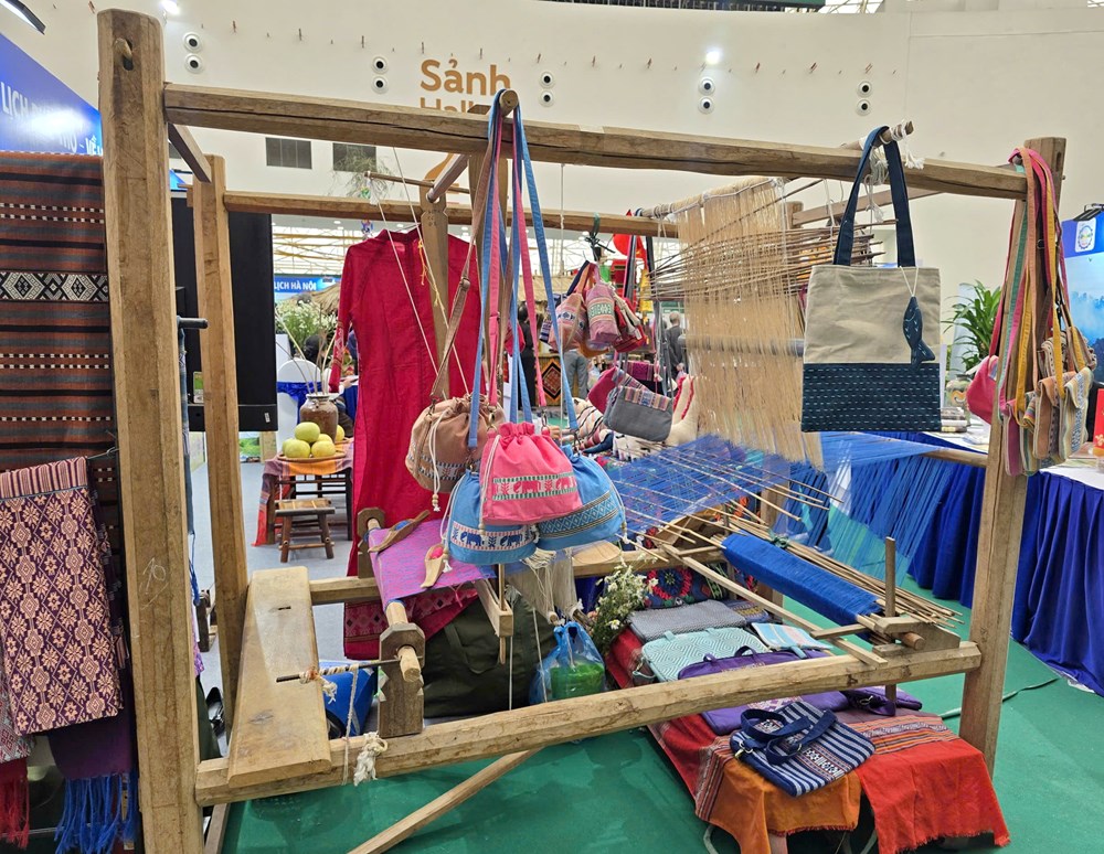 Thấp thoáng bản làng giữa Hội chợ mùa Thu lần thứ nhất - 2025  - ảnh 11