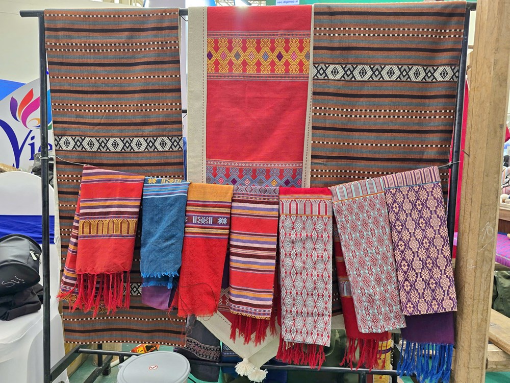 Thấp thoáng bản làng giữa Hội chợ mùa Thu lần thứ nhất - 2025  - ảnh 10