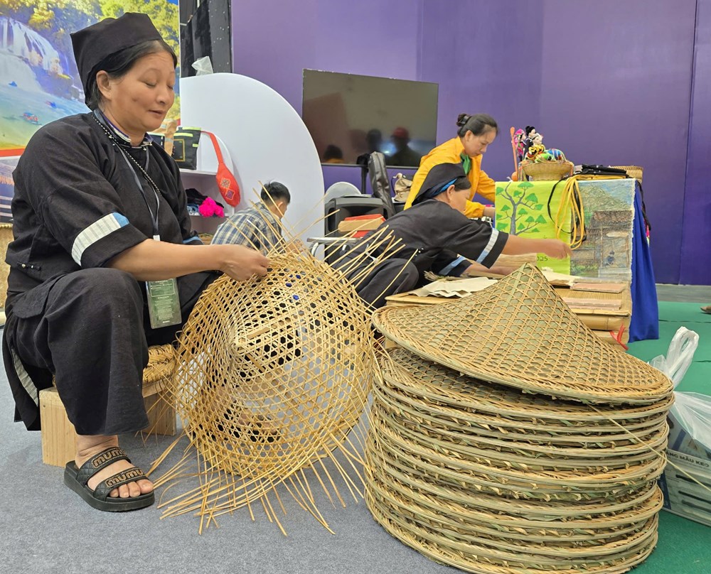 Thấp thoáng bản làng giữa Hội chợ mùa Thu lần thứ nhất - 2025  - ảnh 7