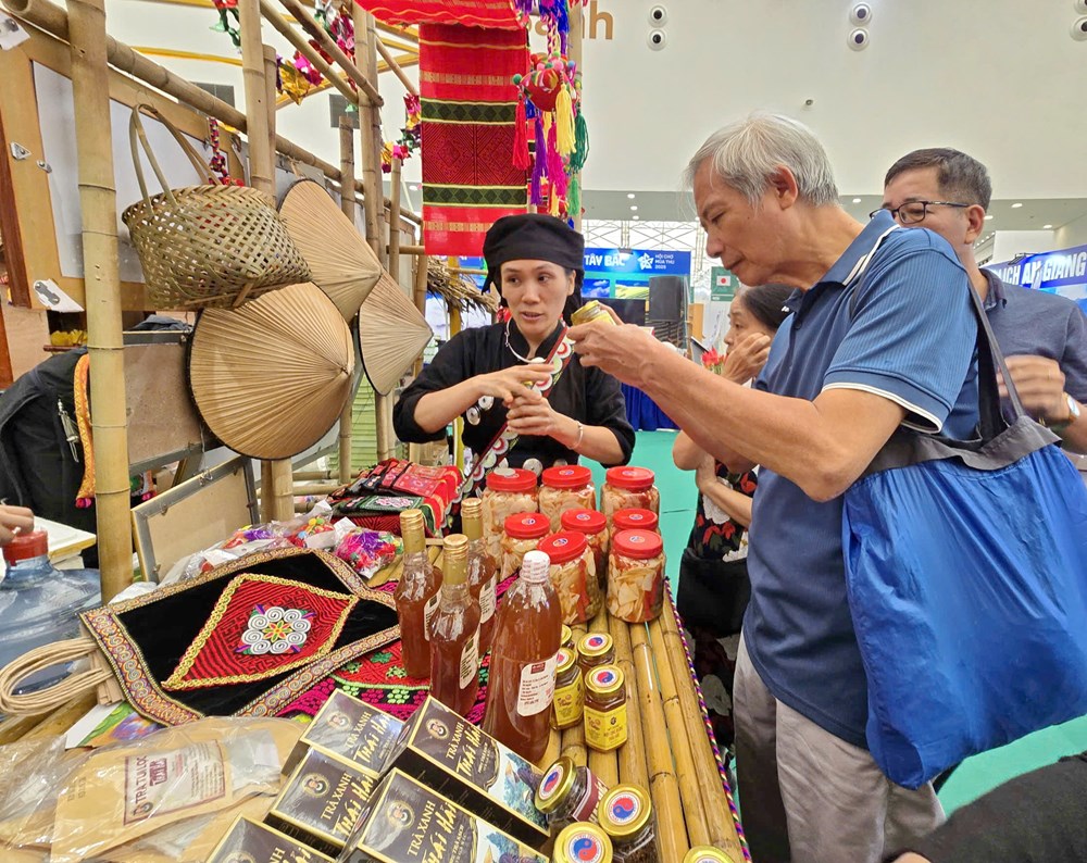 Thấp thoáng bản làng giữa Hội chợ mùa Thu lần thứ nhất - 2025  - ảnh 3