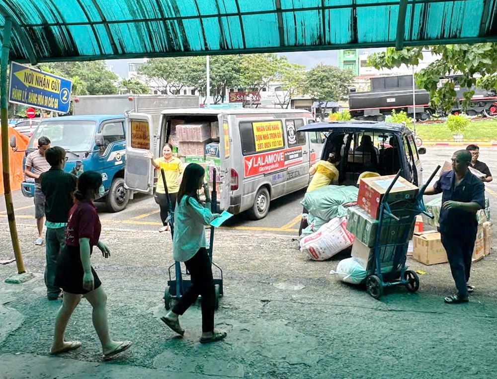 Đường sắt vận chuyển miễn phí hàng hóa cứu trợ đến miền Trung - ảnh 1