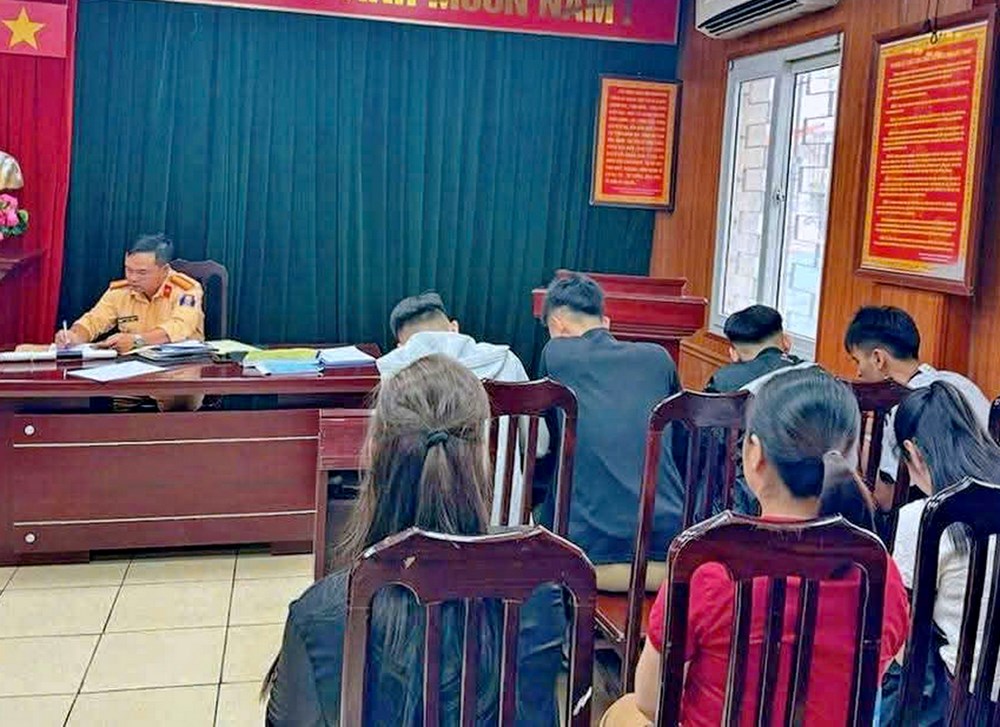 Xử lý nhóm thanh niên gây mất an toàn giao thông trên cầu Vĩnh Tuy  - ảnh 2