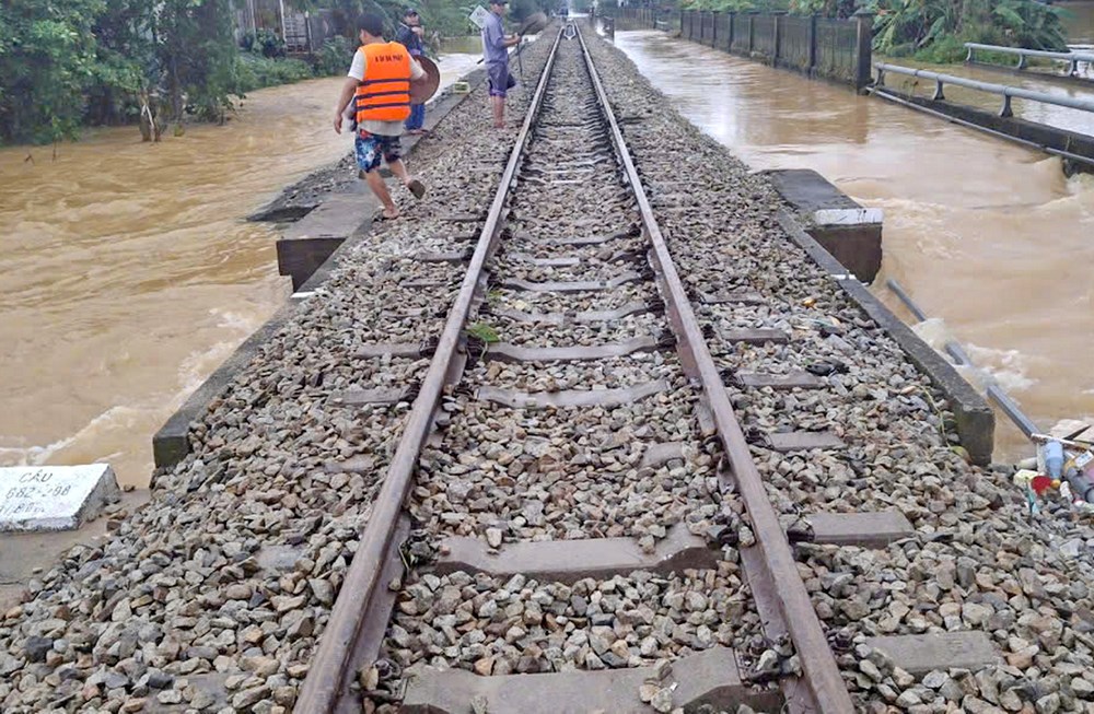 Thông tuyến đường sắt Bắc - Nam qua thành phố Huế - ảnh 2