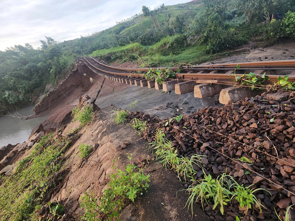 Bão số 13 làm hư hỏng nghiêm trọng một số đoạn đường sắt - ảnh 2