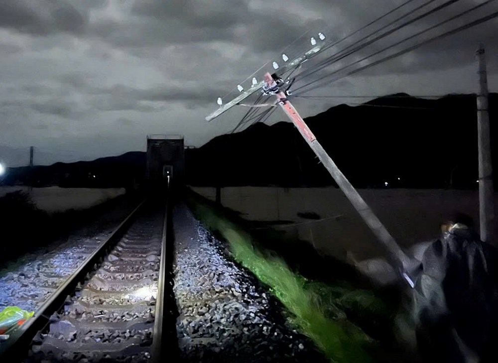 Bão số 13 làm hư hỏng nghiêm trọng một số đoạn đường sắt - ảnh 4