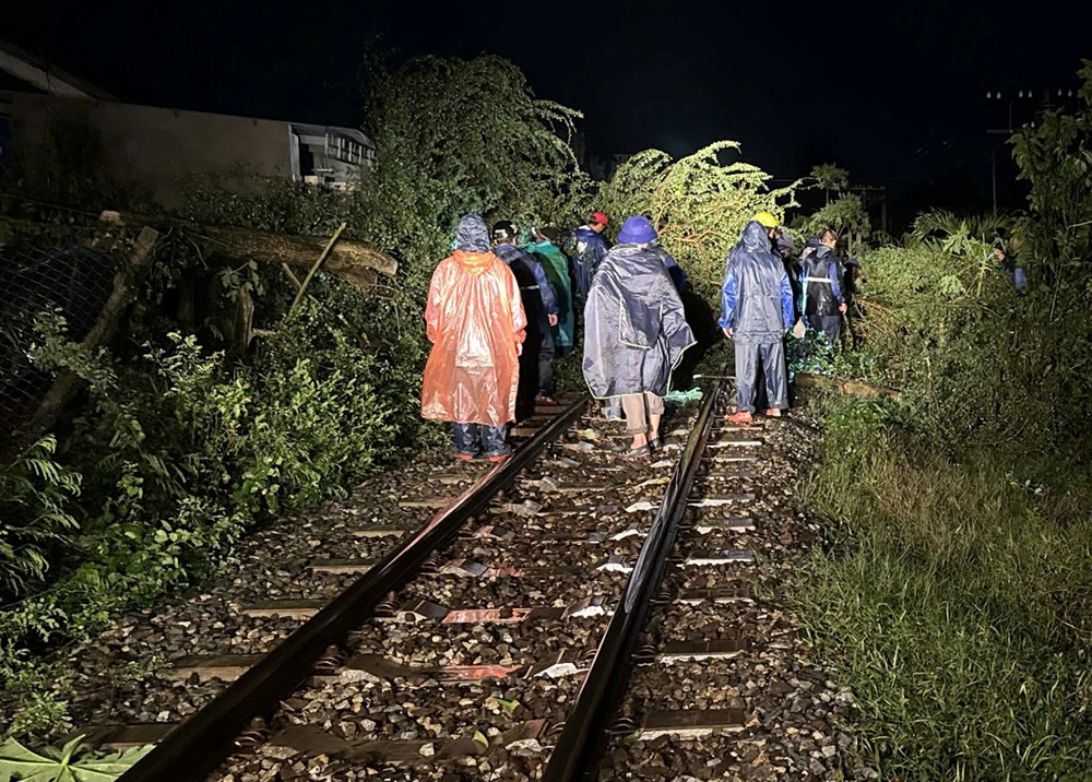 Bão số 13 làm hư hỏng nghiêm trọng một số đoạn đường sắt - ảnh 3