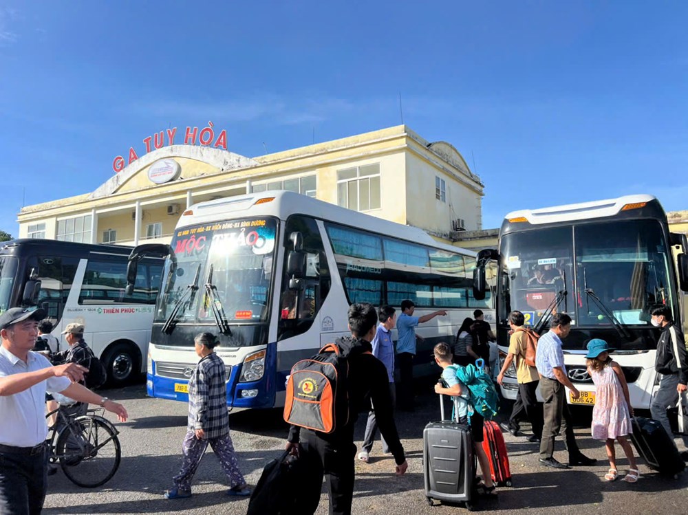 Bão số 13 làm hư hỏng nghiêm trọng một số đoạn đường sắt - ảnh 5